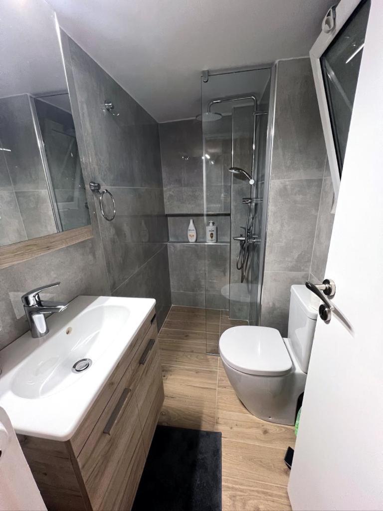Minimal Apartment Next To The Center Афины Экстерьер фото